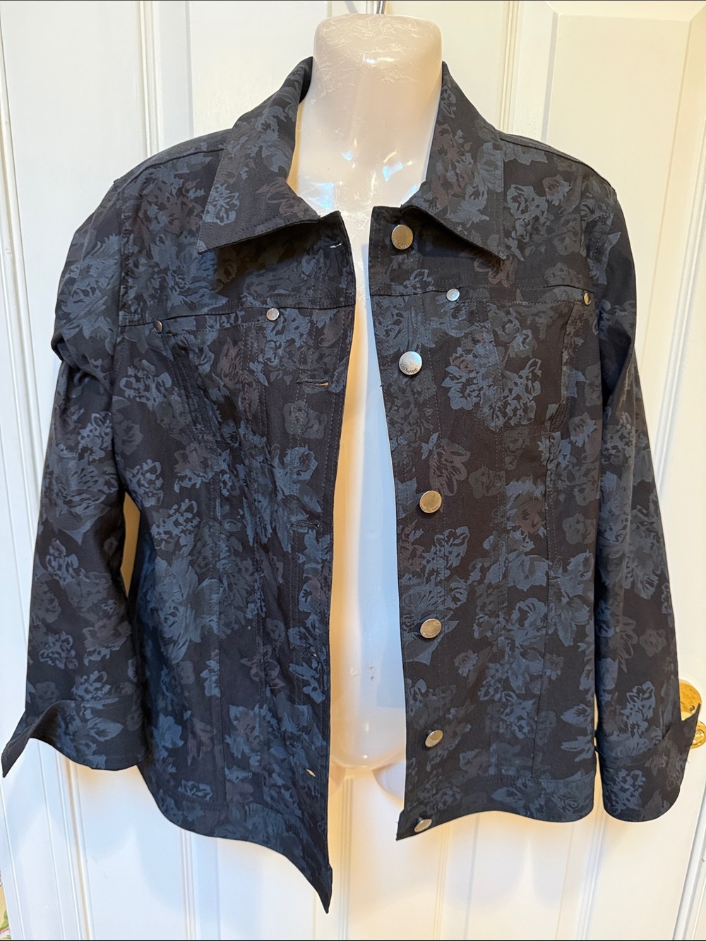 Women’s Black Floral Button-Front Jean Jacket